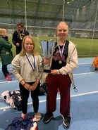 Wilma Naamanka ja Pihla Viuha pelasivat U13-sarjan mestareiksi poikien rinnalla (Kuva: Veikko Viuha)