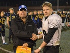 Ex U19 maajoukkuevalmentaja Mikki Niemelä jako palkinnot. Oik. Team MVP rb Santeri Valpas, Helsinki 69ers