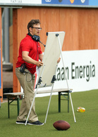 Koordinaattori Jens Holmström Vaahteraliiga-ottelun sivurajalla kaudella 2016, jolloin Holmström oli voittamassa viidettä peräkkäistä SM-kultaa.
Kuva: Sami Ranta