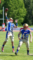 Royalsin pelinrakentaja Isaac Fisher (vas.) ja keskushyökkääjä Tom Suoste ovat Roaylsin juoksutilaston kärjessä. Kumpikin on juossut neljän ensimmäisen pelin aikana kaksi touchdownia.
Kuva: Sami Ranta