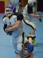 Beaver Huntersin Tuomas Toivonen murtaa taklauksen.