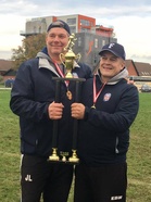 Juha Lahdensuo (vas.) ja Ahto Kärnä yhdessä kuvasta puuttuvan Lasse Voipion kanssa tekivät merkittävän työn elvyyttäessään suomalaispelaajat finaalikuntoon perjantain välierän jälkeen.
Kuva: Alexandra Naumanen