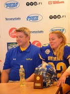 Ruotsin päävalmentaja Lars Dahl ja MVP-pelaaja Nina Kiviharju