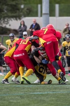 Ville Schoultzin koordinoima Hanko Sun City -puolustus oli lauantaina selkeästi valmiina käynnistyvään kauteen. Punapaidat riistivät kolmesti pallon Bouncersilta ja tarjosivat hyökkäykselle hyviä kenttäasemia.
Kuva: Petri Lyytikäinen