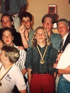 Carpelan (tak. 2. oik.) oli osa nuorten maajoukkuetta, joka voitti Euroopan mestaruuden vuonna 1992. Kuvassa keskellä Teemu Kuusisto, joka voitti päävalmentajana naisten Euroopan mestaruuden kesällä 2015, Tulevana vuonna myös Kuusisto pelaa Eaglesissa.
Kuva: Carpelanin arkisto