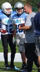 Coach Palikainen opastaa laitahyökkäjiä.