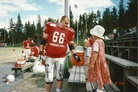 Jere Lahti Seinäjoella katsomassa siskonsa Sallan kanssa Jarmo-isän ottelua Crocodilesia vastaan vuonna 1998.