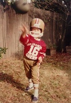 Nuori pelinrakentaja Lehtinen harjoittelee Kaliforniassa 1990-luvulla. Yllä on nuoruuden idoli Joe Montanan fanipaita.