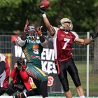 Monipuolinen Lester on pelannut myös Saksan nuorten maajoukkueissa ja kävi helmikuussa 2016 näyttämässä taitojaan myös NFL:n avoimilla leireillä.