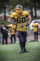 Mikkeli Boucersin linjamies Atte Häkkinen on valmiina pysäyttämään Bearsin Juhani Kaskiston ja vastaavasti avaamaan Bouncersin Ilkka Jämsälle juoksuväyliä.
Kuva: Petri Lyytikäinen