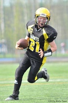 Juulio Vahla aloitti jenkkifutiksen 7-vuotiaana. "Kun aloitin jefun pelaamisen, kaikki olivat aika paljon vanhempia, mutta minut otettiin joukkueeseen hyvin vastaan", muistelee Vahla nyt. Syystäkin hän mainitsee yhdeksi jenkkifutiksen tärkeimmistä asioista joukkuehengen. Kuva: Riitta Rinta-Tassi