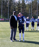 Vas. Ray Farmer Pro Football Hall of Fame Academy ja Suomen MVP Jere Byman.