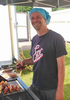 "Vapaaehtoistyöhön pitää saada hyvä me-henki, jolloin vähän tylsempikin työ tuntuu hauskalta. Tekemisen pitää olla kivaa ja siitä pitää saada jonkinlaista arvostusta, jolloin tekijälle tulee fiilis että on saanut jotain tarpeellista aikaiseksi."