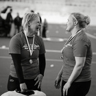 Kaisa Harjanne voitetun finaalin ja uran viimeisen ottelun jälkeen Velodromilla elokuussa 2016 yhdessä hyökkäyksen koordinaattori Anni Kivikatajan kanssa. Kuva: Tuomo Lampinen