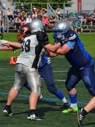 Jaguaarien Aleksi Taipale ja Vikingsin Felix Kallio vääntävät linjassa.Valokuva:SAJL