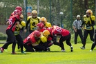 Falcons Ladiesin puolustus on päästänyt kauden aikana ainoastaan noin viisi pistettä ottelua kohden. Keltapaitainen Mikkeli Bouncers on toistaiseksi haastanut Falconsia tehokkaimmin. Heinäkuussa hyvinkääläiset voittivat Bouncersin 12–8. Kuva: Johanna Viljamaa