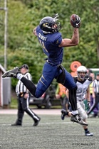 Helsinki Wolverinesin australialaislaitahyökkääjä Locklan Gilbert oli ajoittain pitelemätön Jaguaarien heittopuolustajille. Gilbert otti kuusi kiinniottoa, eteni niillä 94 jaardia ja teki kaksi touchdownia.
Kuva: FSC Media