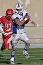 Roostersin puolustuksen linja pakotti Saintsin pelinrakentaja Dominic Bonan toistuvasti liikkeeseen. Jahtausvuorossa Toni Ahonen (81).
Kuva: FSC Media 
