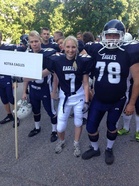 Kotka Eagles välittämässä jenkkifutissanomaa meripäiväparaatissa.