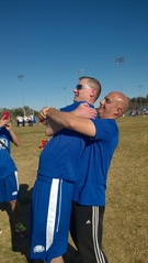 Traineri Nano laittaa coach Vahlan kuntoon.