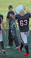 Trojansin päävalmentaja Mikko Virolainen saa perinteisen kylmän suihkun.