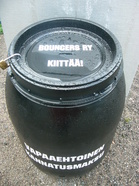 Bouncers pyysi ovimiesten tapaan yleisöltä tippiä isoon tynnyriin.