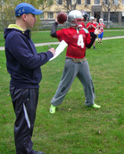 Pelinrakentaja Akatemian rehtori Mikko Kontto suorittaa pelaajatarkkailua.