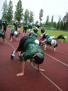 Vaativilla alkulämmittelyillä pojat saivat kroppaan lämpöä ja harjoittivat koordinaatiota.