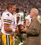 Brett Favre vastaanottaa NFL:n edustajalta pallon jolla 421 TD heitettiin.