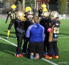 Huddle kokoon ja jutellaan. Valmentaa kuin nainen -hankkeessa mukana oleva Pilvi Ryynänen uskoo, että pystyy tarjoamaan koulutuksensa ja kokemuksensa puolesta jenkkifutisvalmennukseen lapsiläheisen näkökulman.
Kuva: Sami Ranta