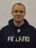 Kim Wikström on maajoukkueen monivuotinen hyökkäyksen koordinaattori. Samassa roolissa Wikström oli voittamassa myös Suomen toistaiseksi viimeisintä Euroopan mestaruutta vuonna 2000.