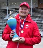 Mikko Koikkalainen ja U17-mestaruuspokaali.
Kuva: Jarmo Vehkomäki