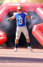 Efe Evwaraye palasi lähes 13 vuoden tauon jälkeen pelaamaan Vaahteraliigaa Vaasaan. Päivä oli kuitenkin Evwarayelle kaksijakoinen: yhden pelinrakentajasäkityksen ottanut Evwaraye loukkaantui toisella puoliajalla eikä enää palannut peliin.
Kuva: Sami Ranta