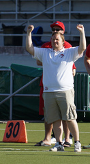 Juha Hakala on ollut Roostersin päävalmentajana neljä kautta. Jokainen kausi on päättynyt mestaruuteen. Kuvassa Hakala näyttämässä signaaleja omille puolustajilleen kesällä 2015. Kuva: Sami Ranta