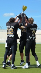 Butchers kapteenit kiertopalkinnon kimpussa.