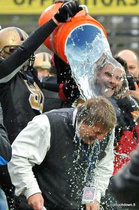 Päävalmentaja Nendel kasteltiin perinteisten menojen mukaisesti. Kuva touchdown.fi