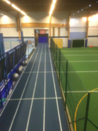 40 jaardin testi juostaan juoksuradalla palloilukengissä. Kuvassa oikealla kenttäalue, jossa suoritetaan shuttle- ja L-cone -testit.