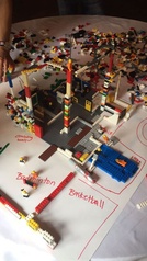 Nuoret pääsivät suunnittelemaan legoista tulevaisuuden urheilurakennuksia.