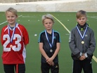 U9 sarjan mitalistit: vas Kari Metsäniemi, Niilo Aittanen ja Aaron Kankaanpää.