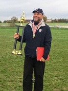 Hyökkäyksen koordinaattori Jason Thomas kädessään hirviövaunun piirrustukset ja ajo-ohjeet.
Kuva: Alexandra Naumanen