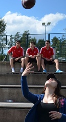 Turkin U16 koripallomaajoukkueen pojat seuraavat harjoituksia. Leiriläiset kävivät seuraamassa Suomen ja Turkin maaottelua Susiluolassa.